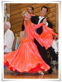 Martin und Eva Dietl sind in ihrer Altersklasse viermaliger österreichischer Vizemeister in den Standardtänzen und vielfacher Finalist von Weltranglistenturnieren.